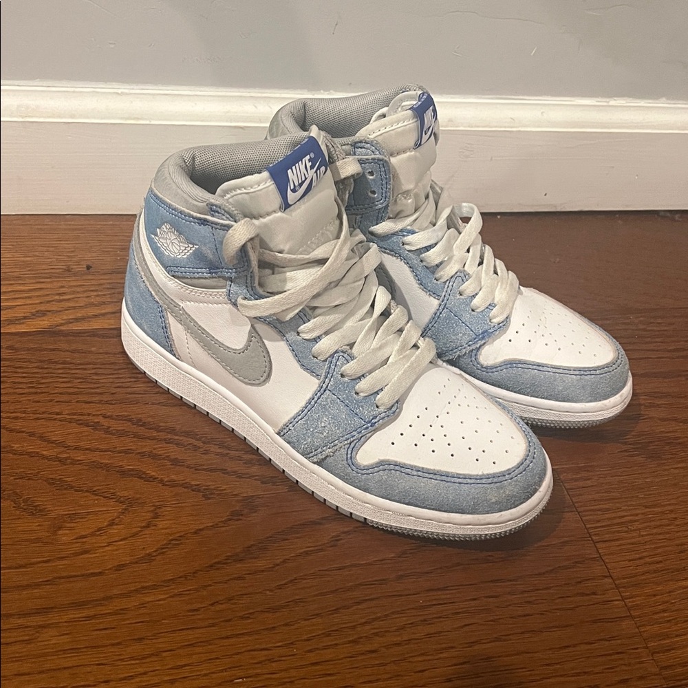Nike Air High-Top Sneakers in Blue and White

Great condition Make me an offer!